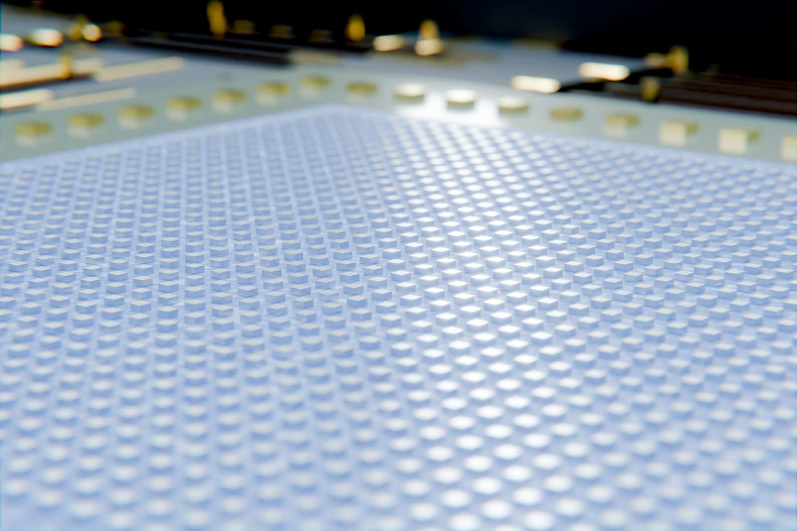 Cận cảnh wafer bán dẫn và vi mạch trong phòng sạch
