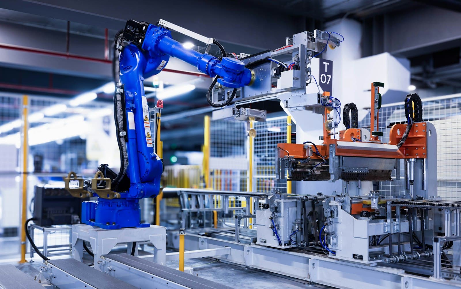Cánh tay robot công nghiệp vận hành trong dây chuyền tự động