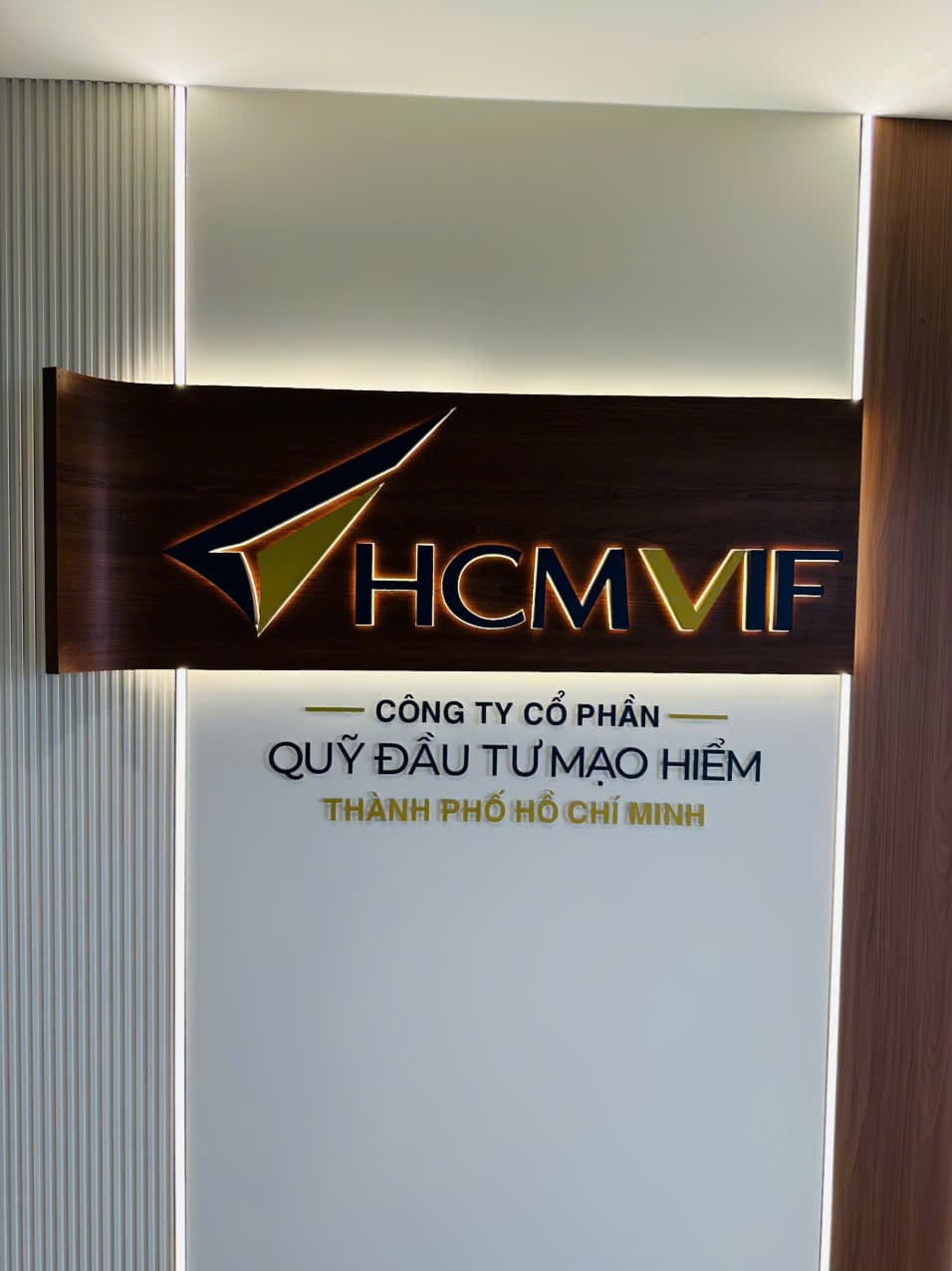 Biển hiệu Công ty cổ phần Quỹ Đầu tư mạo hiểm TP.HCM tại sảnh văn phòng (17/18)