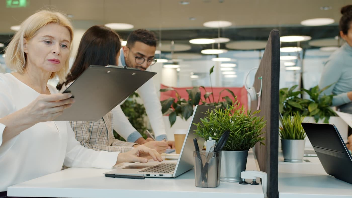 Founder công nghệ đang làm việc cùng đội ngũ tại phòng lab ở TP.HCM