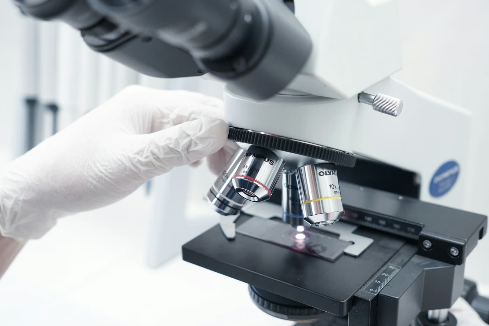 Nhà khoa học thao tác mẫu sinh học trong phòng thí nghiệm biotech